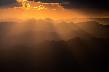 Italien - Gardasee - Berge im dramatischen Sonnenuntergang mit Wolken