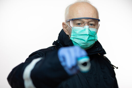 Sanit&auml;ter mit  Pulsoxymeter