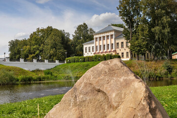 Obraz premium Uglich Kremlin. View of the historic building of the city Council from the S-shaped brook Stone.