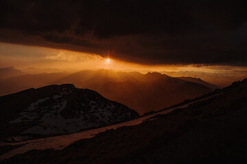 Italien - Gardasee - Berge im dramatischen Sonnenuntergang mit Wolken