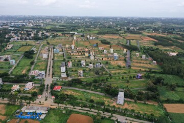 Obraz premium Houses amidst the beauty of nature