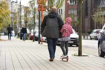 papa parent enfant trottinette mobilité balade parental 