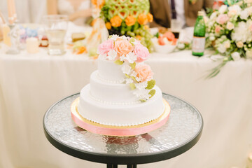 Obraz na płótnie Canvas wedding dessert, beautiful cake for the bride and groom