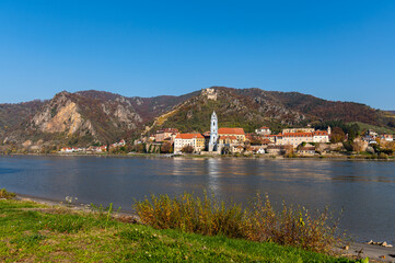 Fototapeta premium Duernstein in der Wachau on a sunny day in autumn