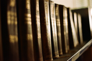 colección de libros antiguos en una biblioteca 