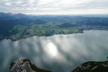 Obraz premium Malerische Aussicht auf den ruhigen und friedlichen Traunsee mit schönen Wolken und Schatten auf dem See, Oberösterreich Alpen 