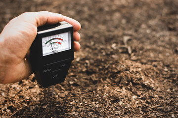 Soil meter is used on loam for planting, Measure soil acidity.