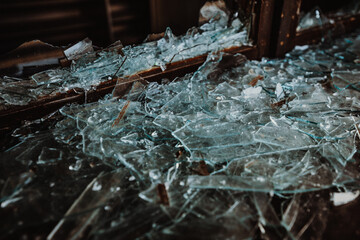 Lostplace- Zerbrochenes Glas - zerfallenes Skihotel in Italien