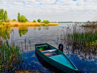 Obraz premium Small boat against the lake against the sky.