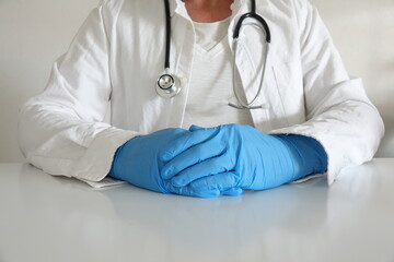 infirmier au bureau gants bleus