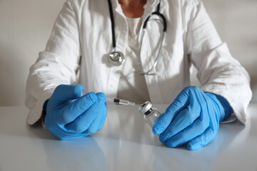 infirmier prépare un vaccin