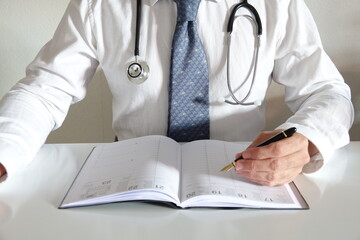 docteur cravate bleue stéthoscope en consultation