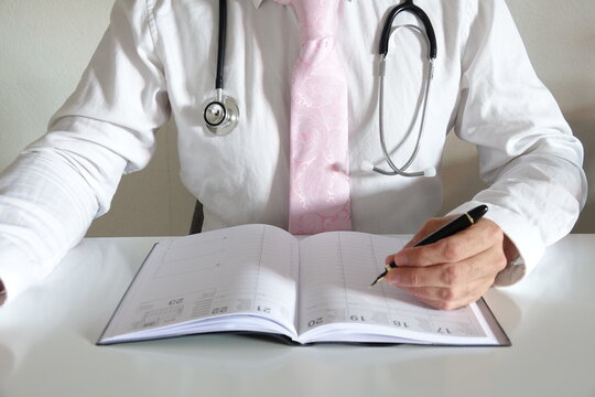 docteur cravate rose consultation