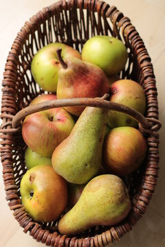 brauner obstkorb mit äpfel und birnen, draufsicht