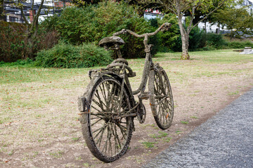 Fototapeta na wymiar Rusty old bike with algae from the river