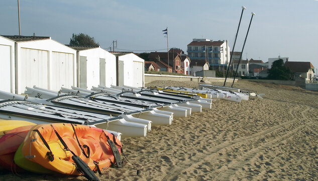 Ville de Sion sur l'Océan, la plage et ses cabines blanches, soleil couchant, département de Vendée, France