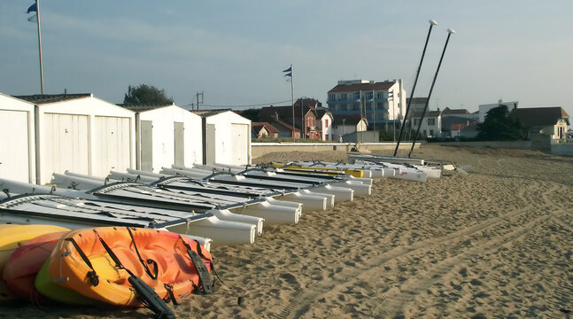 Ville de Sion sur l'Océan, la plage et ses cabines blanches au couché du soleil, épartement de Vendée, France