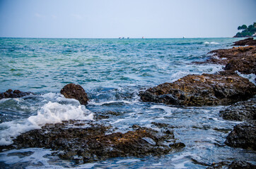 Fototapeta na wymiar Ocean waves breaking on the rocks on the shore.