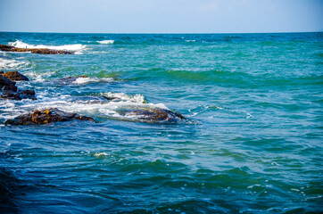 Fototapeta premium Ocean waves breaking on the rocks on the shore.