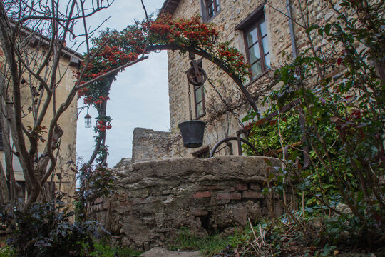 Ancien puits fleuri - P&eacute;rouges (Ain)