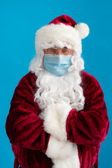 Fototapeta na wymiar Senior man wearing Santa Claus costume and protective mask