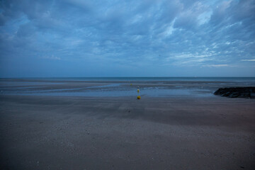 Bouée jaune sur la plage 