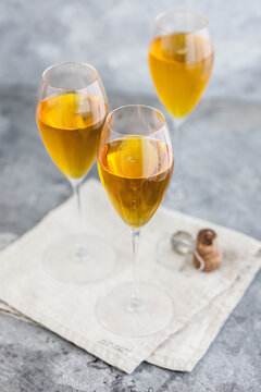 Cr&eacute;mant saffron cocktail