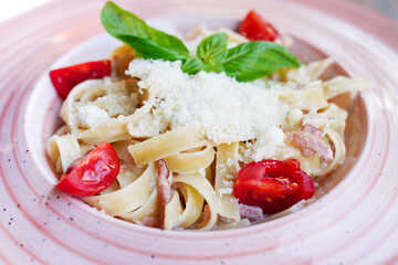 Fresh pasta with garlic Cherry Tomatoes and basil. Deliciosu Pasta Plate. Raw vegan food. Spaghetti