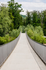 Obraz premium Brugg, Mülimattsteg, Aare, Brücke, Wasserschloss, Fluss, Wanderweg, Flusslandschaft, Auenschutzpark, Brückenwanderung, Aargau, Sommer, Schweiz