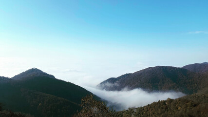 Fototapeta na wymiar Niebla entre grandes montañas