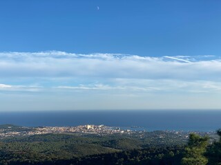 vista lejana de un pueblo costero desde la montaña