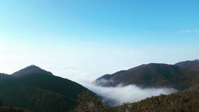 Niebla entre grandes montañas © OPC STOCK