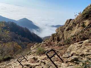 Dia nublado en medio de las montañas