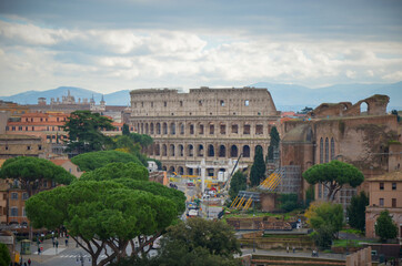 Obraz premium Panorama of Rome city with ancient buildings and trees