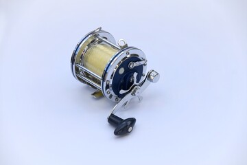 リール　　
今は電動リールが多く使用されていますがひと昔前の大物は、このようなリールを使用していました。