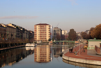 Darsena di Milano con persone a passeggio