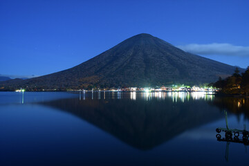 中禅寺湖と男体山　夜景