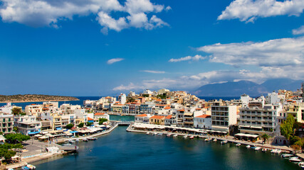 Fototapeta na wymiar View of the bay of Agios Nikolaos with the famous port and buildings