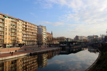 Fototapeta premium Milano Porta Ticinese con darsena e cielo