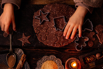 The child squeezes the Christmas cookies