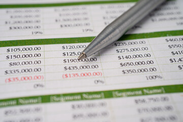 Obraz premium Pen on spreadsheet table paper. Finance development, Banking Account, Statistics Investment Analytic research data economy, trading, Mobile office reporting Business company meeting concept.