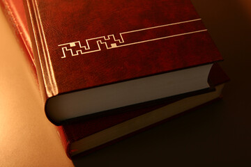 Libros apilados sobre una mesa.