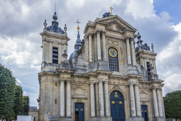Roman Catholic parish church of Notre-Dame in Versailles. Church built at command of Louis XIV and consecrated on 30 October 1686. Versailles, Paris, France. - obrazy, fototapety, plakaty