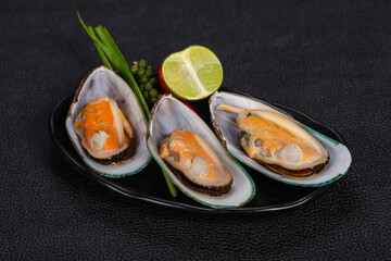 Half mussels with lime and pepper