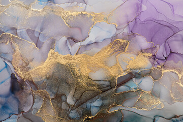 Natürliche luxuriöse abstrakte flüssige Kunstmalerei in Alkoholtintentechnik. Zarte und verträumte Tapete. Farbmischung, die transparente Wellen und goldene Strudel erzeugt. Für Poster, andere Drucksachen © CHREMOS