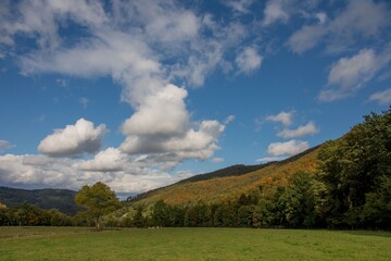 Fototapeta premium Jesienne niebo nad Górami Sowimi