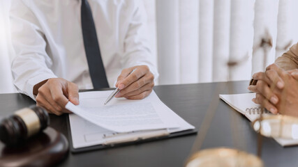 Lawyer and client negotiation in legal judgement consulting..