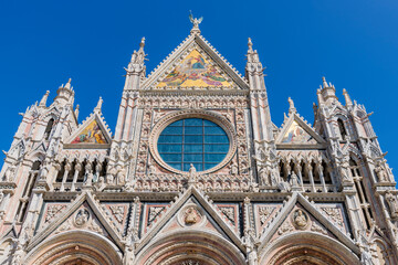 Fototapeta na wymiar Der Dom in der Altstadt von Siena in der Toskana, Italien