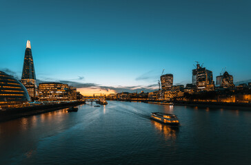 Skyline von London von der Tower Bridge, UK © Iakov Kalinin