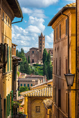 Blick auf die Basilika di San Clemente in der Altstadt von Siena, Italien